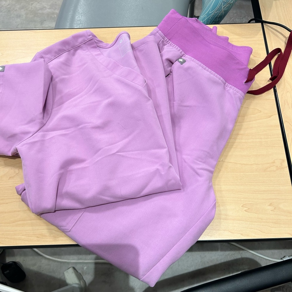 Figs pink/ lilac set size M zamora jogger one pocket top